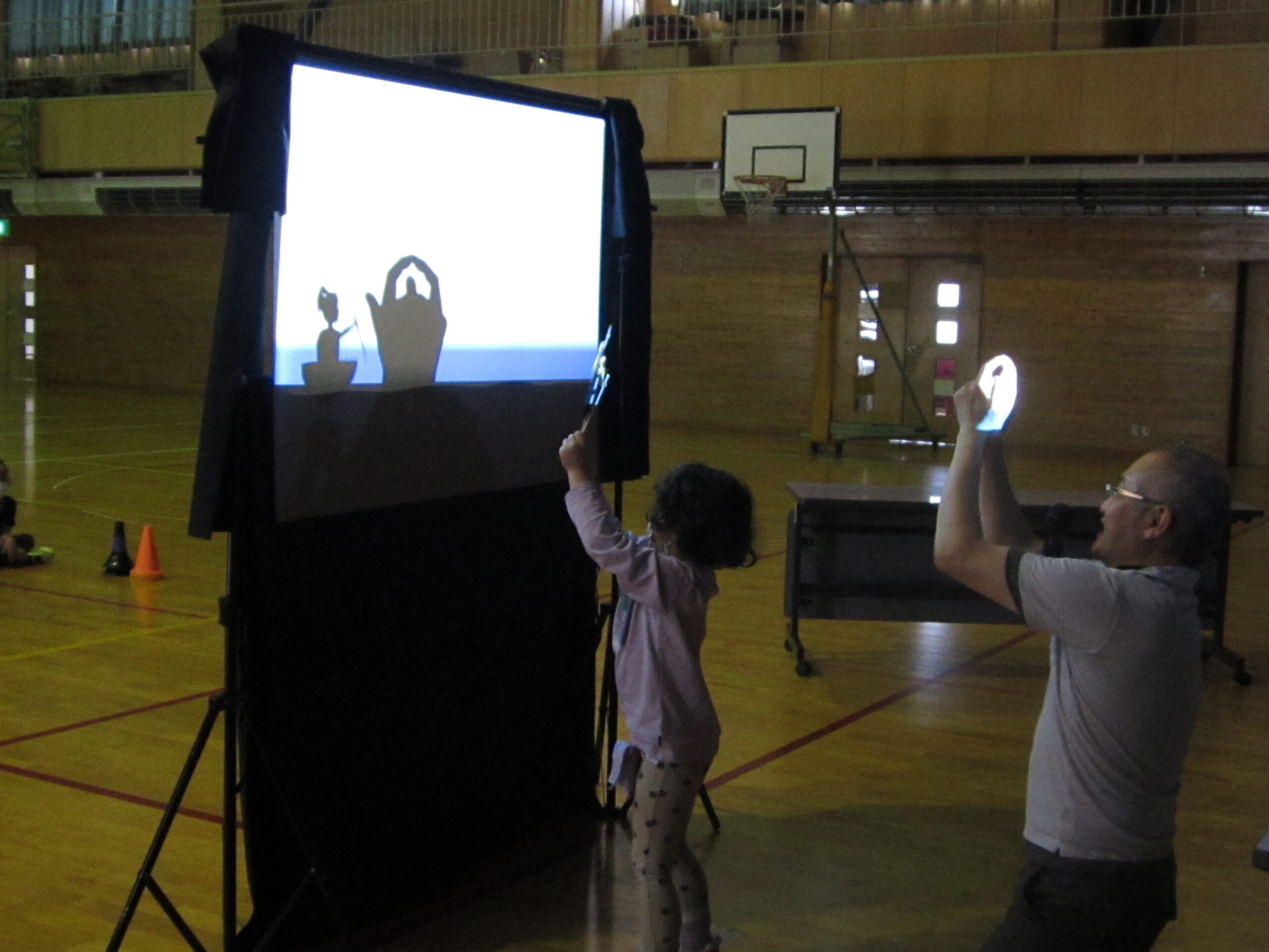 大仙市立西仙北小学校の影絵人形劇①