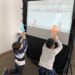 「おうちでできる！影絵人形の作り方」を伝えています。子供たちは手作り影絵人形（一寸法師）に夢中です。